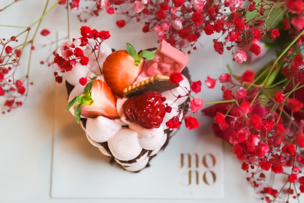 zdjecie przedstawia monoporcję serce oraz kwiaty.