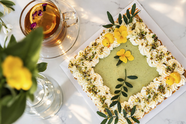 oferta wielkanocna mono, na zdjęciu mazurek z pistacją i porzeczką